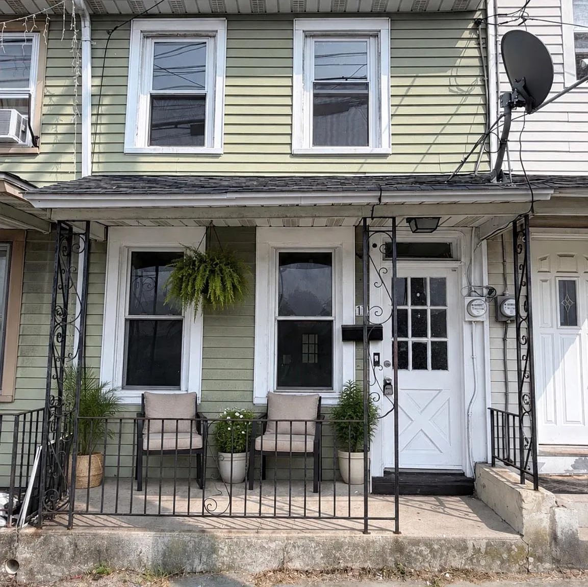 3 bed, 1.5 bath, 1269 sqft, $2,100 — Photo 1