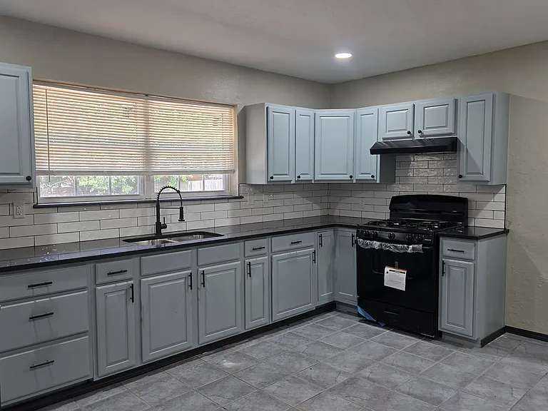 641 Redstone Ave — Photo 8