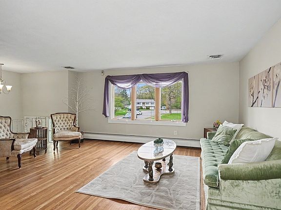 4th image of 7 Parliament Ln