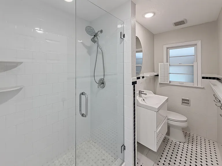 1010 Virginia Dr — Photo 22