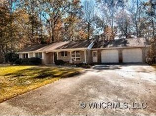 143 W Sweetbriar Ln, Etowah, NC 28729