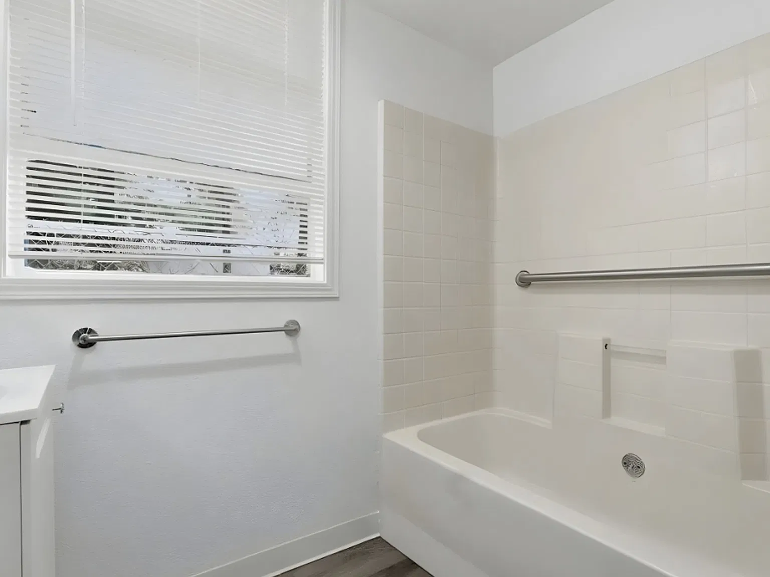 0125-01 — Photo 2