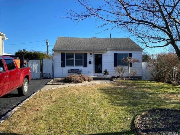 75 McCue Ln, Babylon, NY 11702