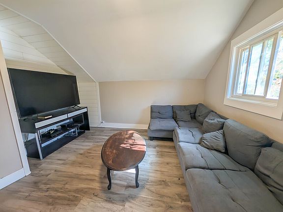 5th image of 32 Garnet St #2
