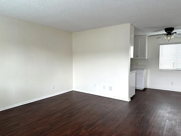 210 Quintard St — Photo 10