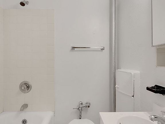 4th image of 322 E 70th St #108