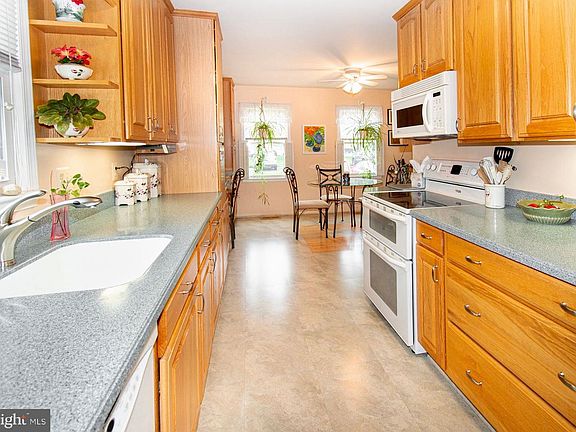 5th image of 3077 Tecumseh Ct