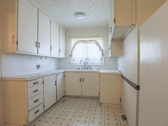 5th image of 2308 B Ave
