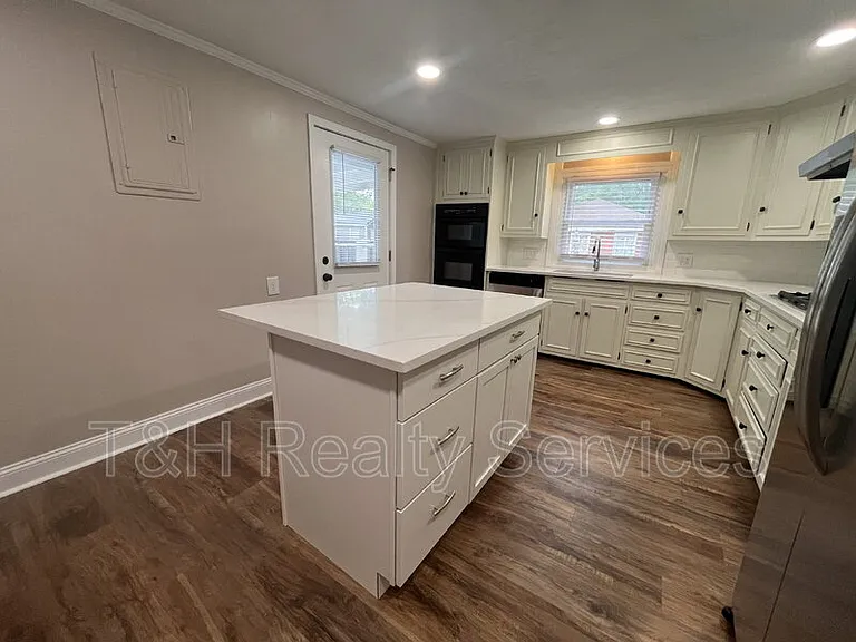 708 N Independence St — Photo 30