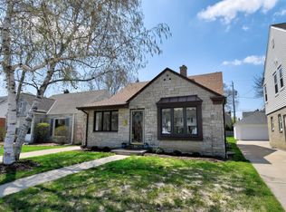 2329 N 89th St, Wauwatosa, WI 53226