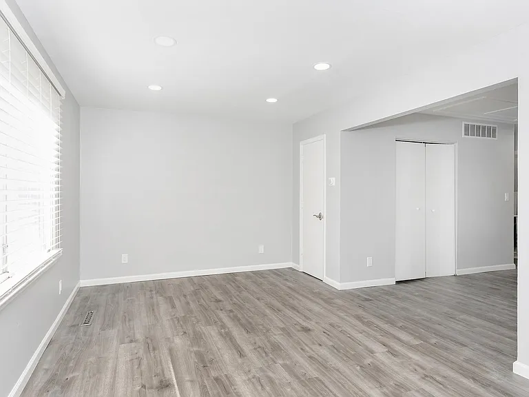 127 E Hazelhurst St #127 — Photo 3
