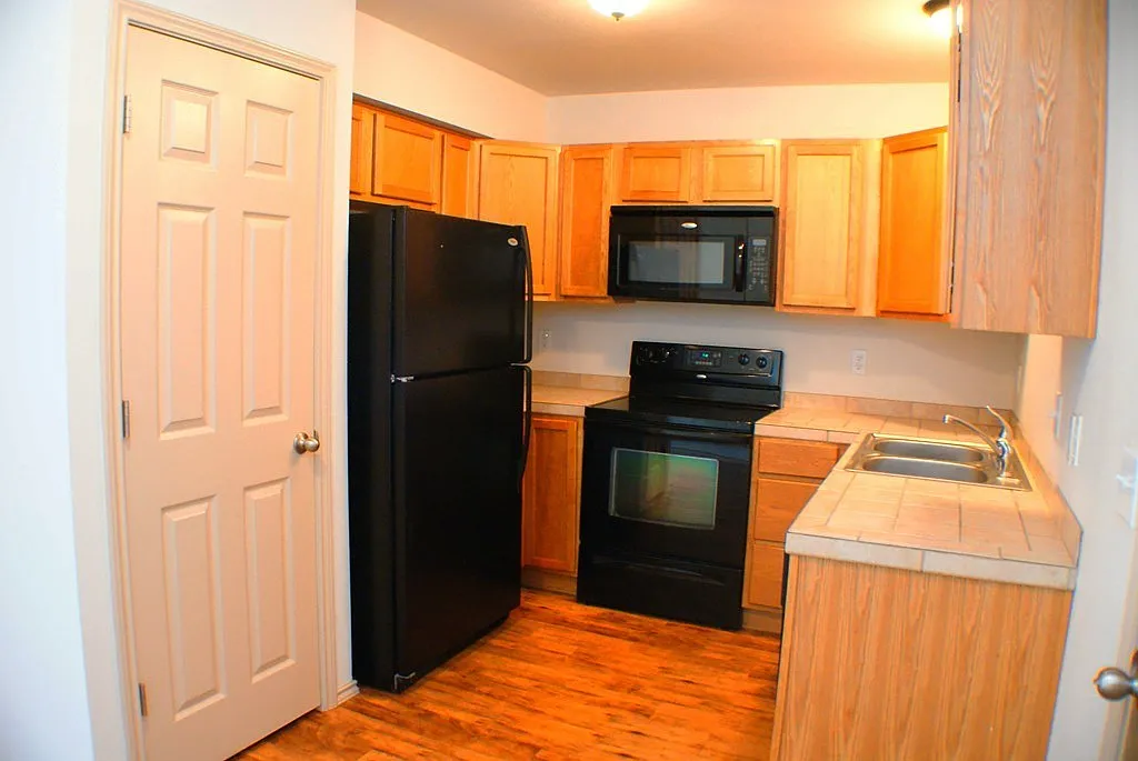 2 bed, 1.5 bath, 1084 sqft, $1,500 — Photo 3
