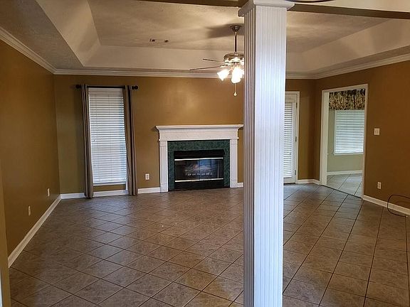 Livingroom w/ gas fireplace