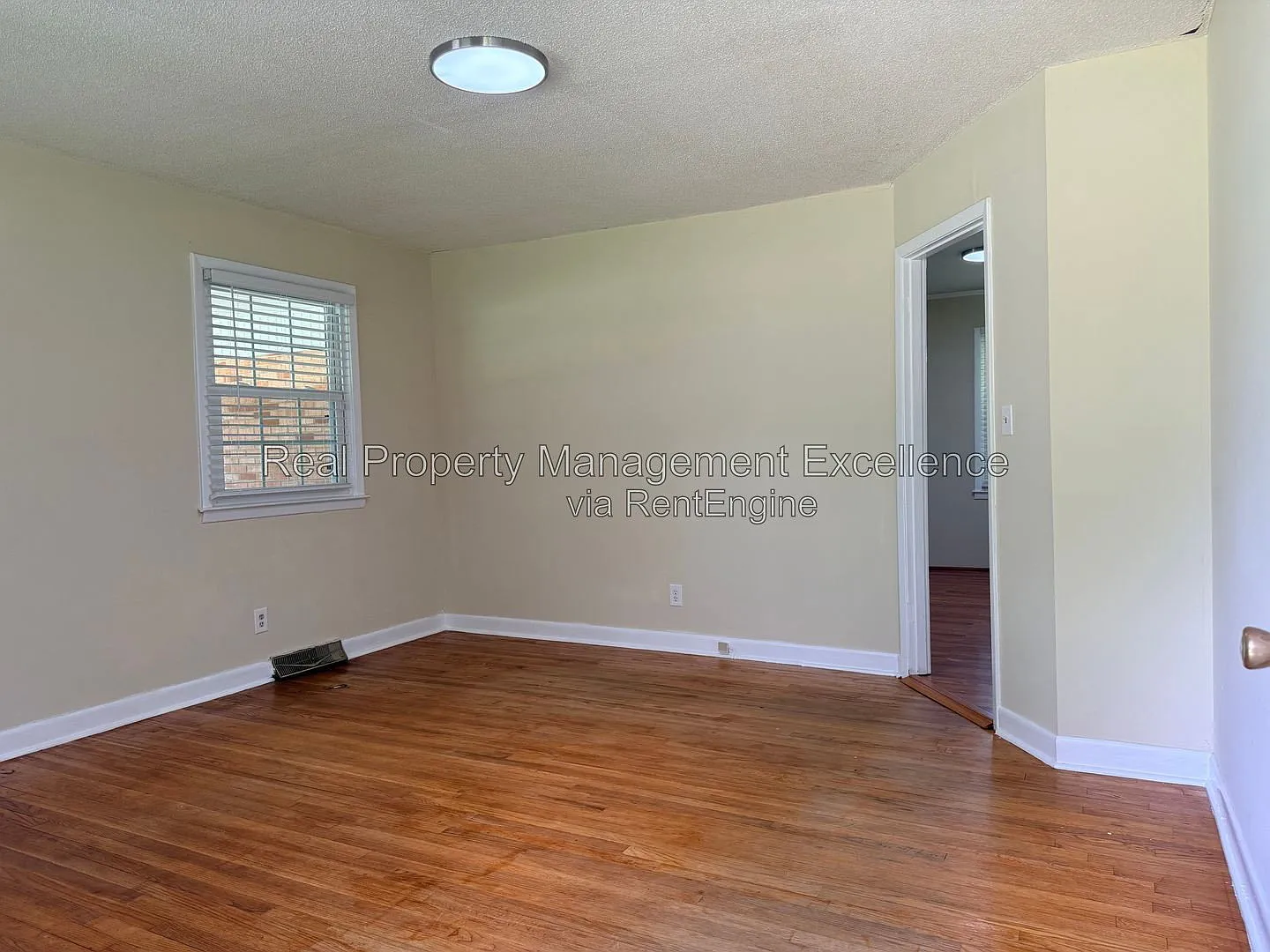 3 bed, 1.5 bath, 1123 sqft, $1,595 — Photo 3