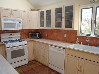 3rd image of 16 Lynn Ave