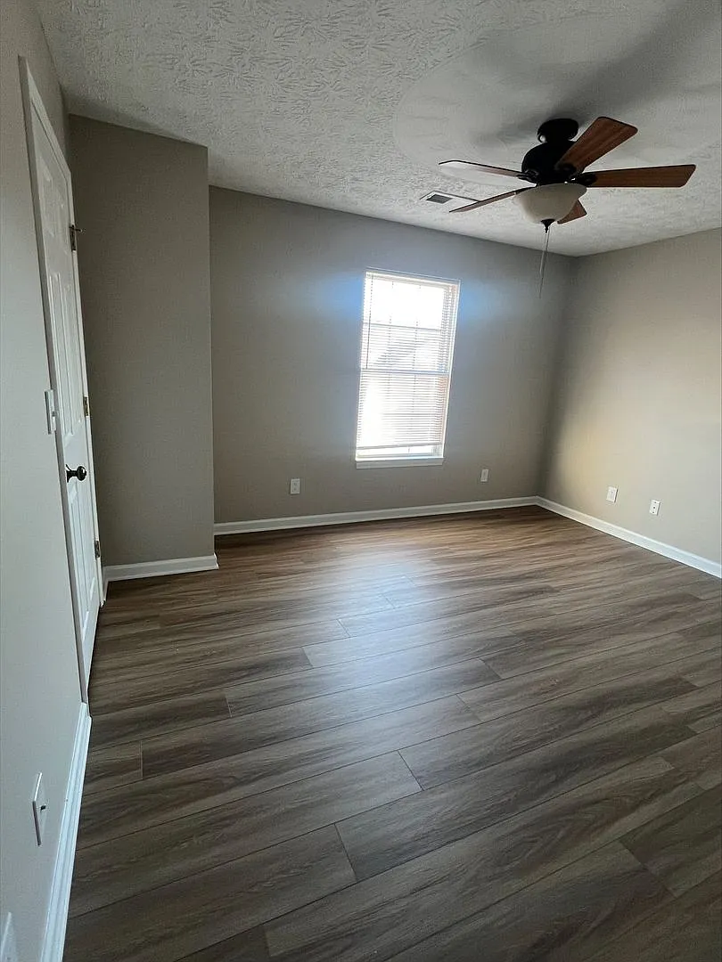 Spacious 2-Bedroom Townhouse with Garage — Photo 3