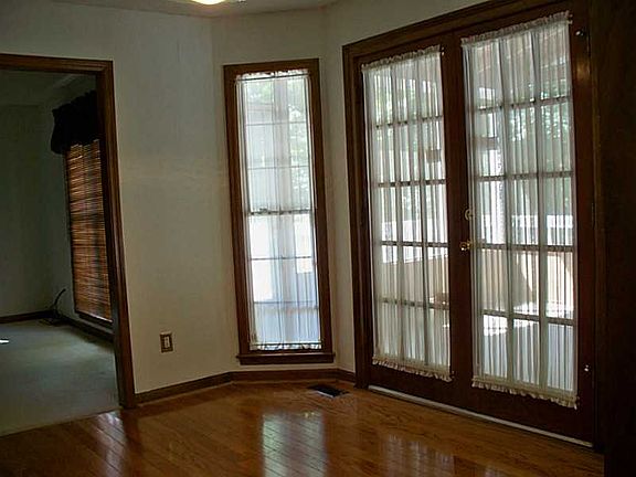 3rd image of 305 Parsons Br