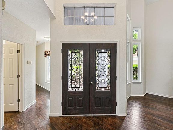 5th image of 501 Devon Pl
