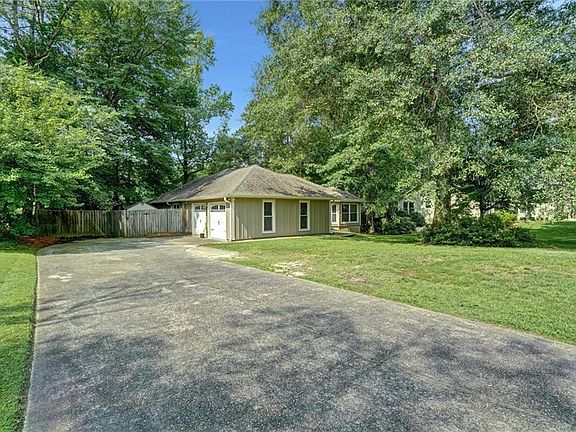 3rd image of 3115 Country Lake Dr