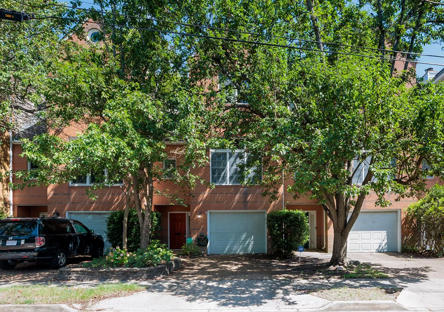 Beautifully maintained 3-bedroom, 2.5-bathroom townhome offering comfortable living in the conven... — Photo 3