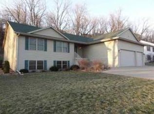 6694 Valley Dr, Bettendorf, IA 52722