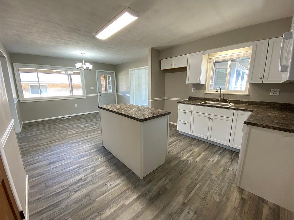 New Kraftmaid kitchen & Dining area