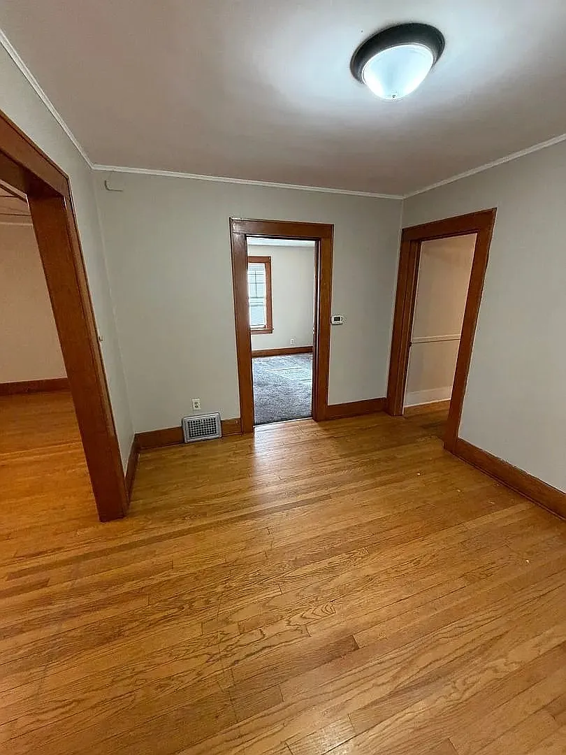 Bright & Charming 2-Bed, 1-Bath upstairs unit with a nice terrace and a detached garage — Photo 3