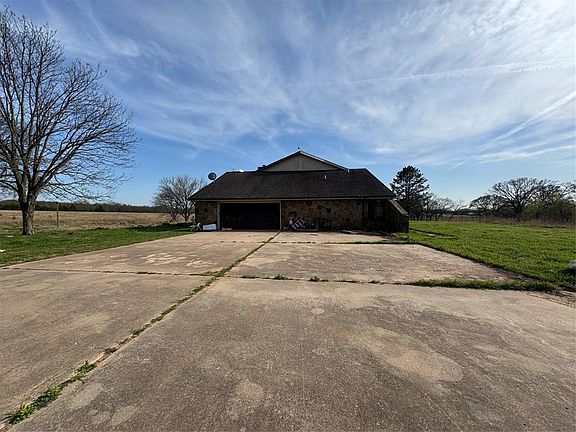 3rd image of 23993 Brangus Rd