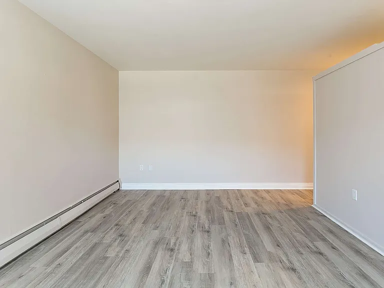 12507 Stony Plain Rd NW — Photo 8
