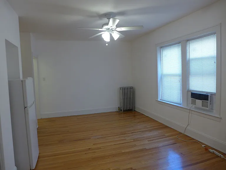 Linder/ Lawrence Apartments — Photo 7