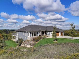 S77W26995 River Ridge Cir, Waukesha, WI 53149