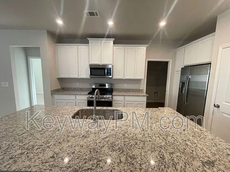 651 Manitou Cir — Photo 3