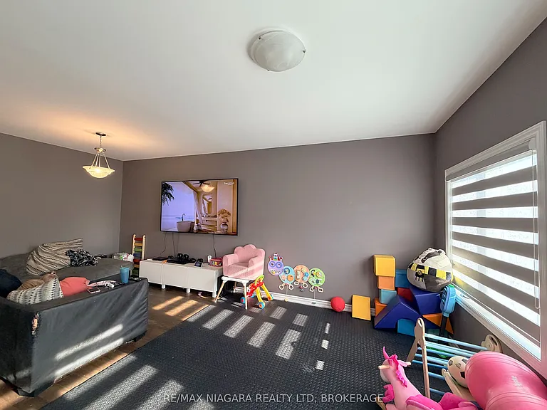 78 Bradley Ave — Photo 6