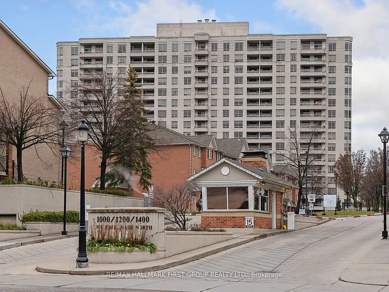 1000 The Esplanade N #304 — Photo 2