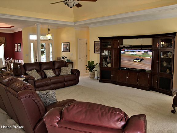 3rd image of 288 Queens Ct