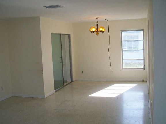 4th image of 137 SW 49th St