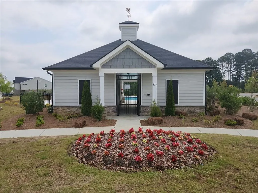 3 bed, 2.5 bath, 2680 sqft, $2,390 — Photo 2