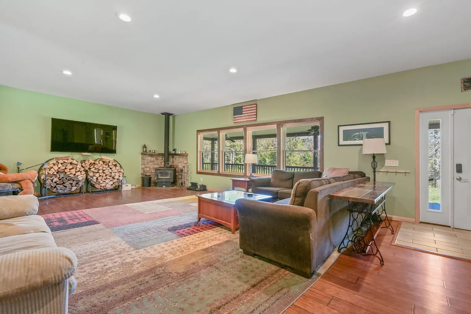 9 bed, 3.0 bath, 6200 sqft, $13,086 — Photo 2