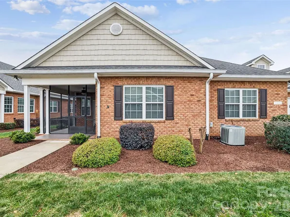 8310 Glacier Dr, Denver, NC 28037