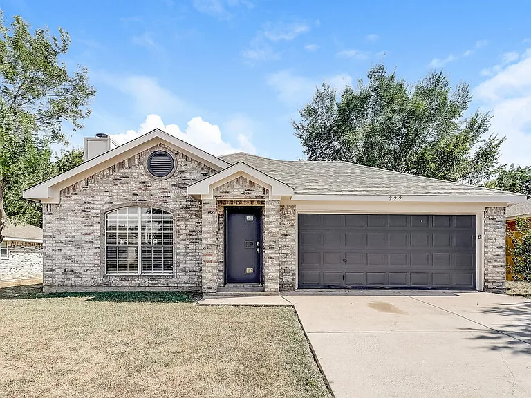 222 Hollywood Dr — Photo 1