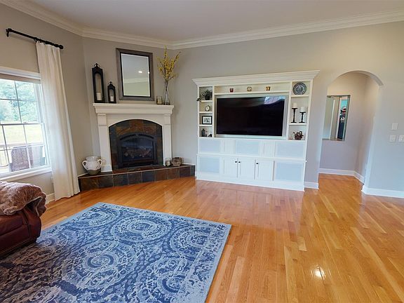 3rd image of 76 Sheldon Dr