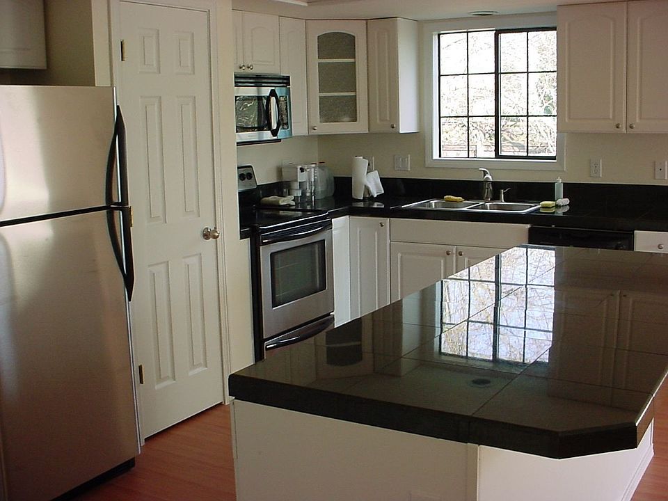 Brand New Kitchen w/granite counter 