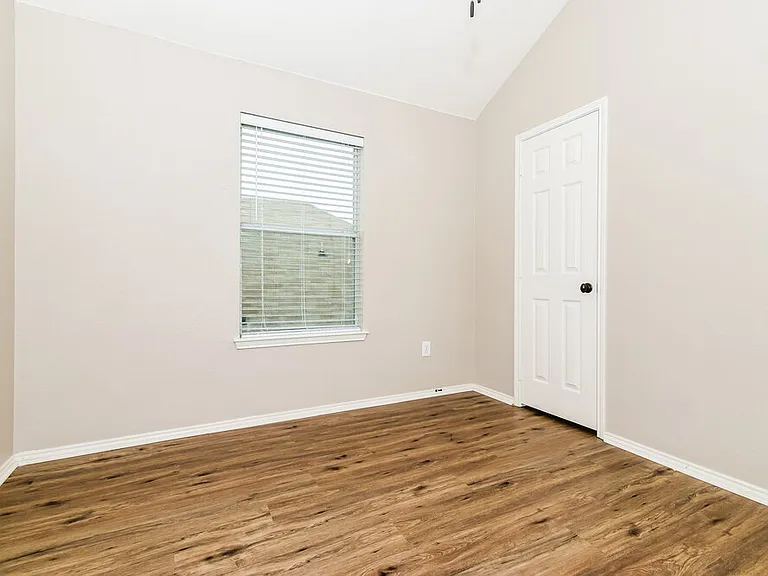 908 Matthew Ln — Photo 13