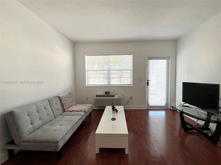450 77th St #6 — Photo 1