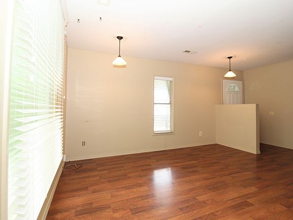 4th image of 300 S Hill Ave