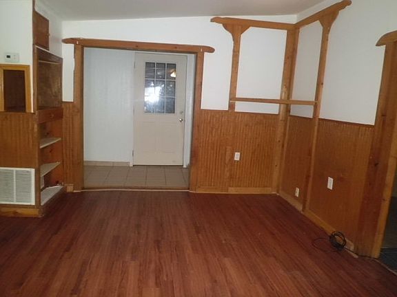 3rd image of 305 W Creek St