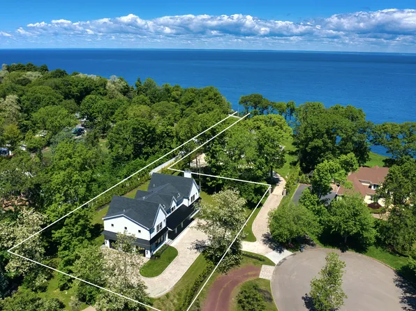 https://photos.zillowstatic.com/fp/935e2f9b413eecc363cb61832229ff94-p_e.webp