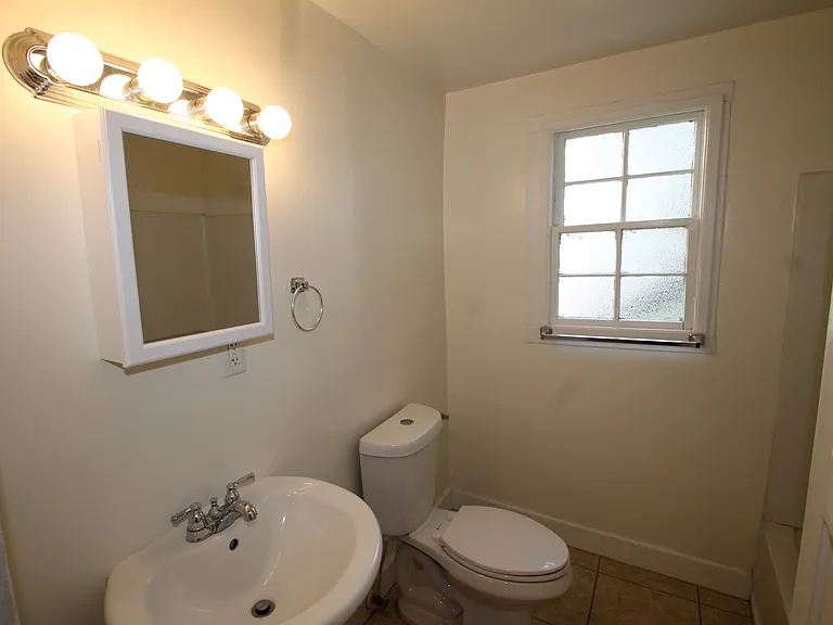 122 W Waldburg St #2 — Photo 8