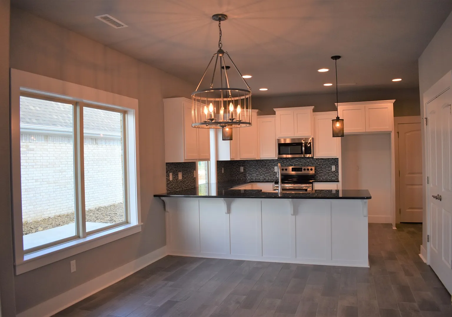 Luxurious 4 Bedroom, 3.5 Bathroom Home In Fayetteville, AR — Photo 3