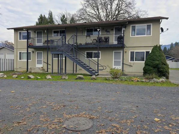 1407 Oakhill Ln, Grants Pass, OR 97527